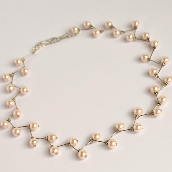 Collier de perles blanc cassé